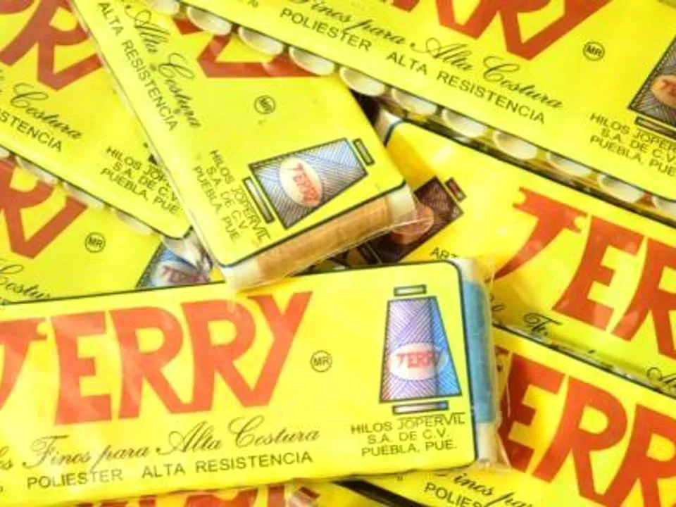 Paquetes del Art. 50 de hilo Terry en su sobre amarillo «Hilos finos para alta costura».