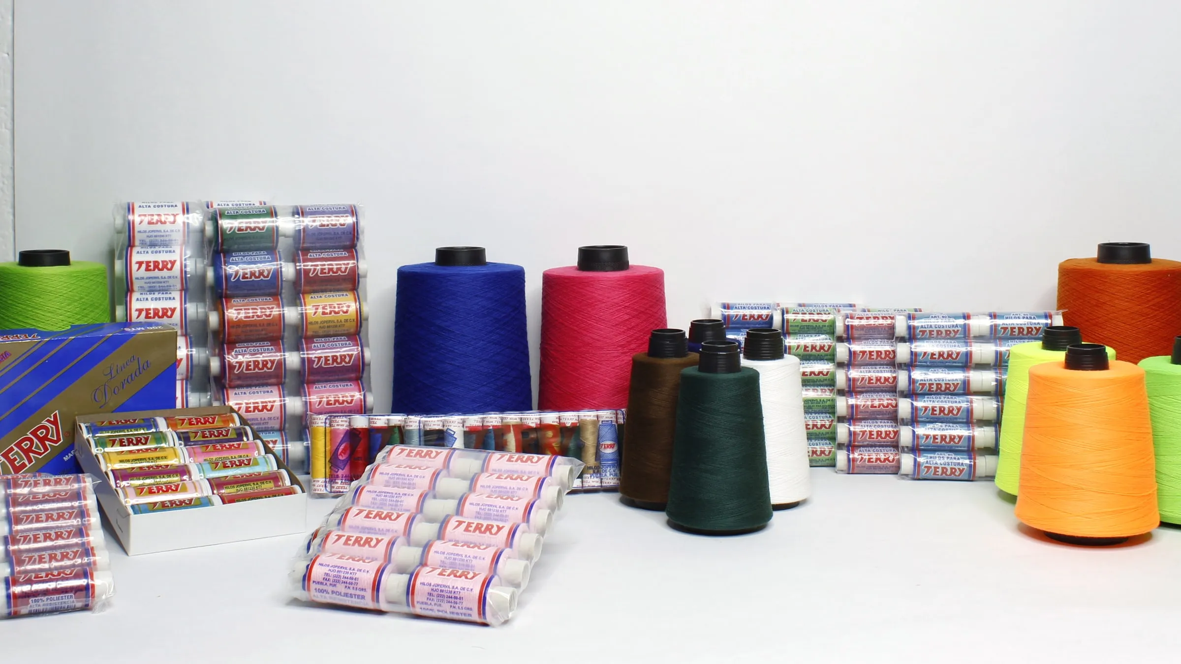 La línea Terry de hoy: tubos, paquetes, conos y conos industriales de muchos colores sobre una mesa.