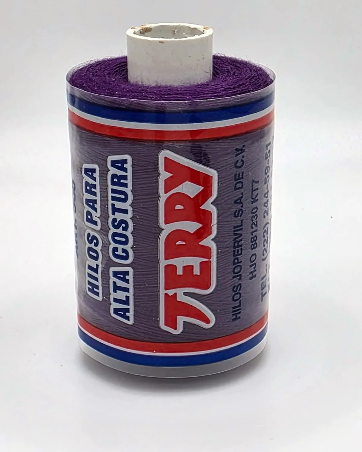 Tubo del Art. 300 de hilo Terry 30/2, color morado, con su etiqueta «Hilos para alta costura».